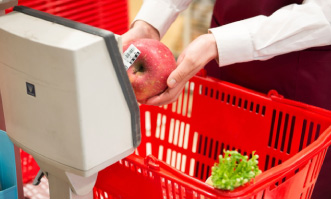 スーパーでレジを通すイメージ