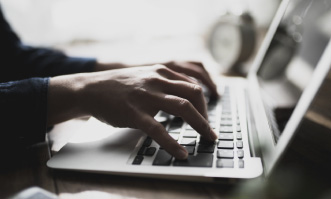 プログラミングの仕事をしている画像