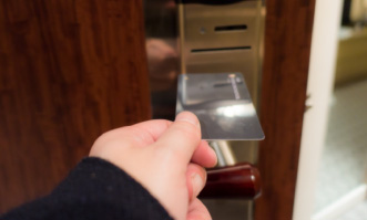 ホテルで部屋を開けようとしている画像