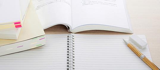 資格勉強をしに机に向かう図